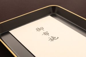葬儀の際 僧侶に支払うお布施と現金が入った封筒