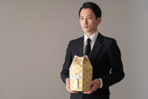 遺骨を持つ喪主